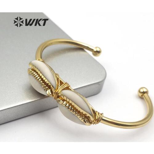 WT-B487 Natural Cowrie Shell Wire Wrapped Bracelet Double Gold Trim Cowrie Full Gold Electroplated Bangle Fashion Jewelry