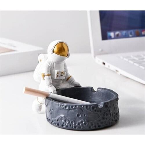 Creative Cartoon Astronaut Ashtray Resin Craft Decoration Smoking Accessories For Cute Girls Men Ashtrays Desktop Decorative