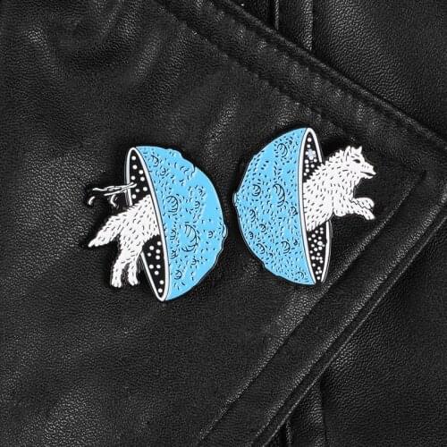 Jumping White Wolf Pins Two Hemisph Enamel Pin Badges Animal Brooches Jewelry Leather Jackets Collar Bag Backpack Accessories