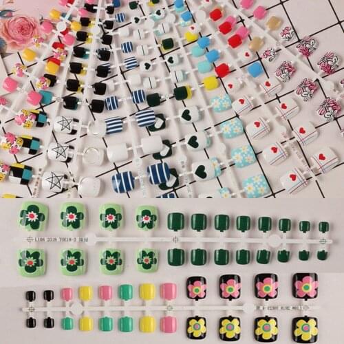 24Pcs Wearable Glitter Strip Design Fake Toenails Full Cover Short Square Toe Nails Foot Art False Nails Gel Tips Girls Gifts