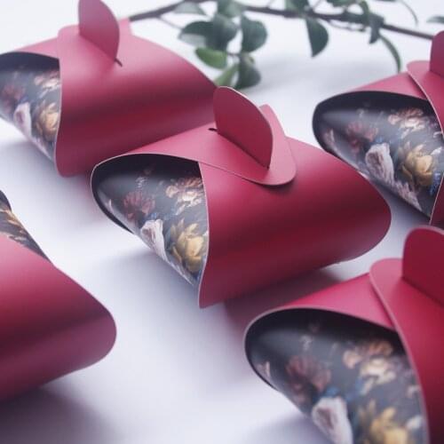 New Paperboard Gift Bags Triangle Candy Box Wedding Favors Small Gifts Bag for Baby Shower Birthday Party Sweet Gift Boxes