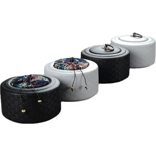 Black and white pottery Pets buried in urns in ceramic pots or in barium niches in kilns