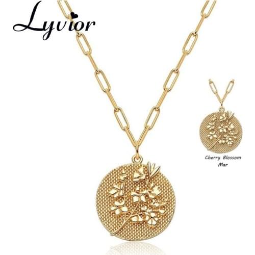 Lyvior Birth Flower Necklace Engraved Custom Floral Pendant Necklaces Dainty Birth Month Charm Hand Stamped Flower Disk Necklace