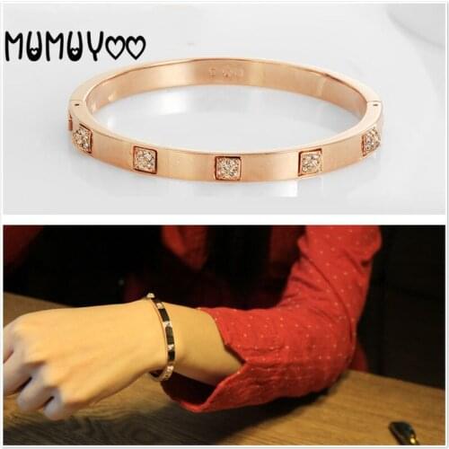 Fashion jewelry SWA, 2020 charm and generous pyramid rivet bracelet black crystal rose gold crystal bracelet for women