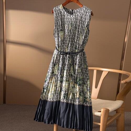 The material for the cabinet is 6 meters! Full swing waist sleeveless twill silk dress womens 910n