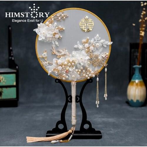 HIMSTORY 2021 New White Lace Appliqued Bridal Hand Fan Bouquet Pearls Beaded Ancient Chinese Style Wedding Fan Bride Hand Holder
