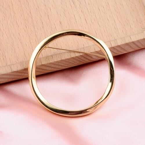 Fashion O Shape Brooch Neckline Pin Scarf Buckle Women Sweater Collar Pins Cardigan Clip Metal Geometric Brooches for Women Men