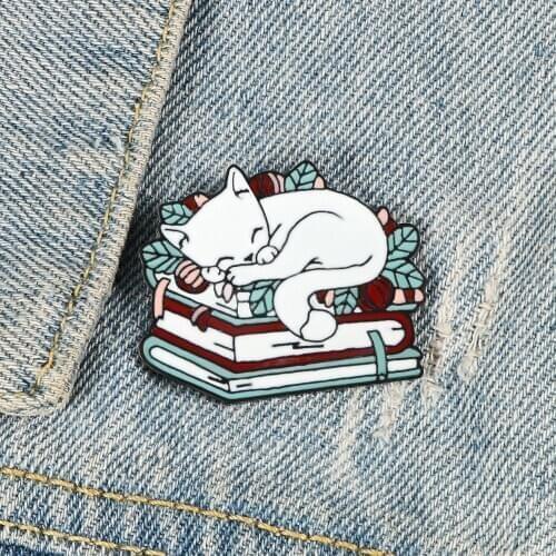Lovely Cat Brooch Sleeping on Book Kitty Cartoon Animal Enamel Pins Bag Clothes Lapel Pin Creative Badge Party Jewelry Kids Gift