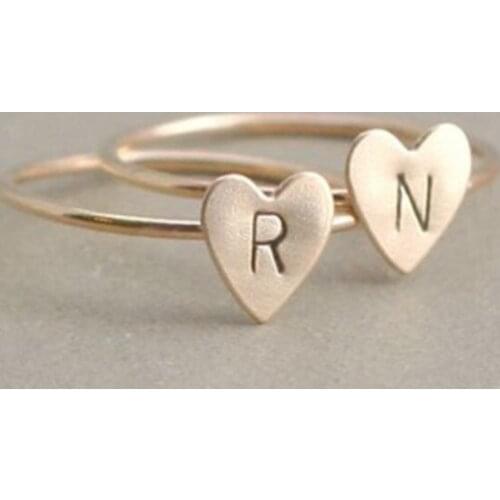 Ofertas Fashion Jewelry A-Z 26 Carved English Letters Alphabet 3 Colors Heart Alloy Female Ring for Women Party Jewelry