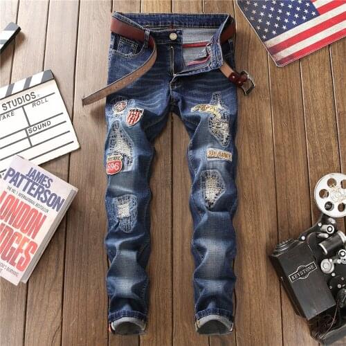 High quality men’s street fashion beggar style sew&mend denim pants badge embroidery decors blue jeans cool casual elastic jeans