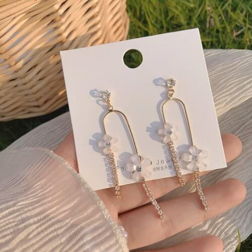 New Design Fashion Jewelry Hot Elegant Flower Earrings Korea Beach Resort Earrings Pearl Asymmetric Ear For Women