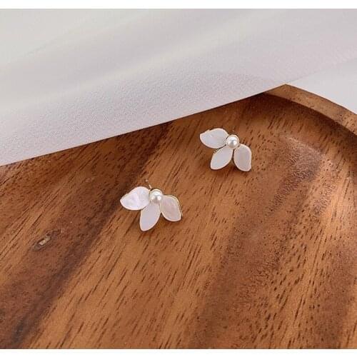2021 New Arrival Geometric Trendy White Shell Pearl Flower Stud Earrings for Women Students Elegant Cute Boucle D'oreille Party