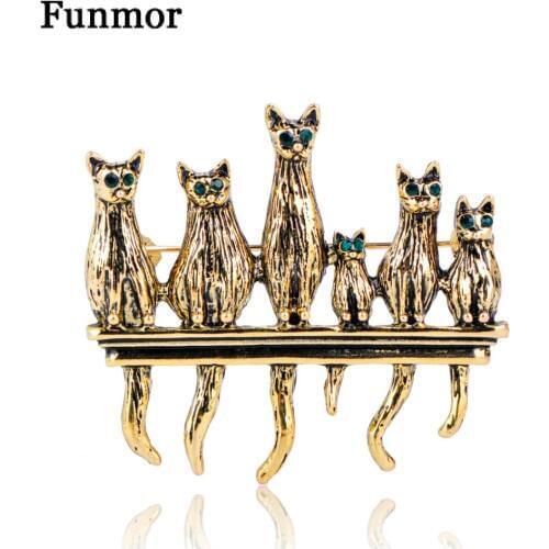 FUNMOR Green Crystal Eyes Cats Brooch Retro Antique Gold Color Alloy Animals Brooches For Women Family Badge Clothes Ornamental