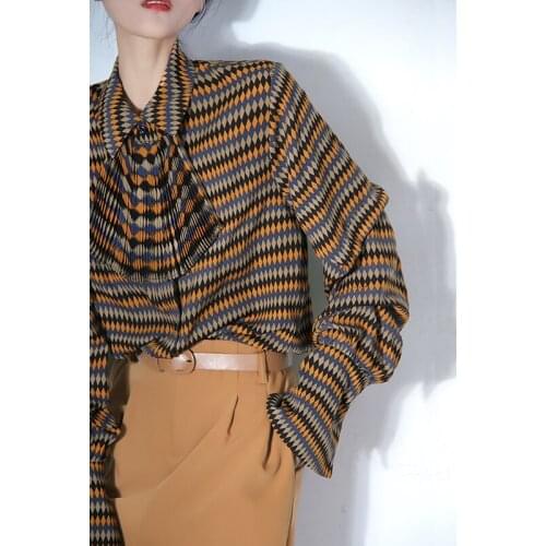 2021 new womens shirt, organ pleated collar design, retro plaid trumpet sleeve plaid imitation silk printed shirt