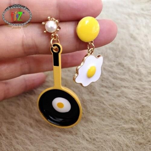F.J4Z New Hyperbole Coated Pan Poached Egg Dangle Earrings Funny Enamel Anti-allergy Earrings Wholesale Gifts Dropship