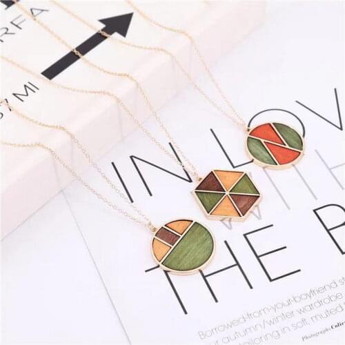 Geometric Wood Mosaic Round Disc Pendant Necklace for Women 2021 New Fashion Two Tone Natural Wooden Abstract Jewelry Wholesale