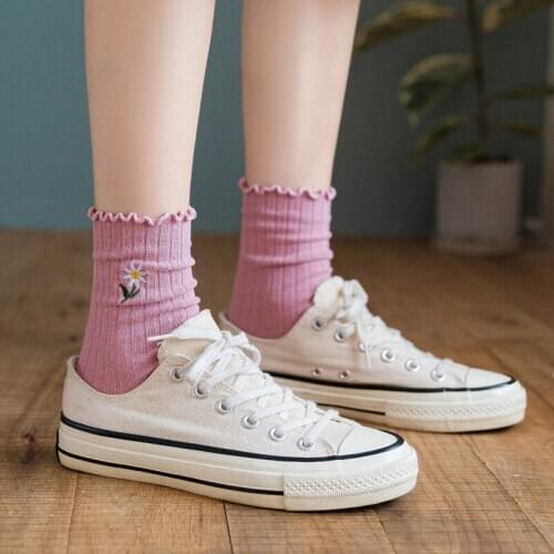 Womens Middle Tube Socks Cotton Socks Cute Flower Pattern Embroidery Girls Socks Fungus Edge College Style Daisy Pattern Socks