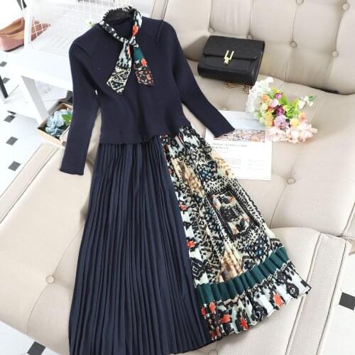 The new women' spring and autumn scarf round neck long-sleeved knit dress long section Fashion hit color pleated big swing dress