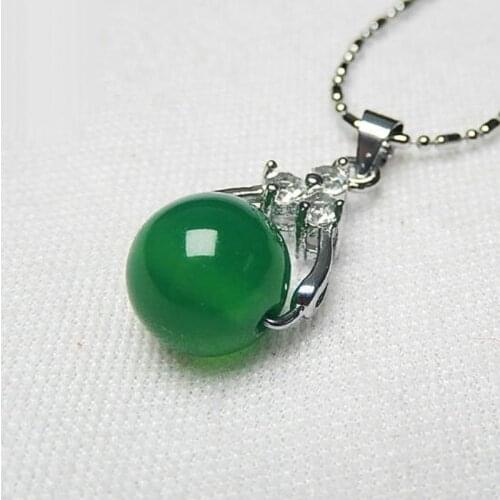 Natural chalcedony Agate Pendant Necklace full of green pendants transporting jade pendant