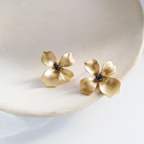 2021 New Fashion Metal Retro Matte Gold Flower Exaggerated Personality Joker Earrings Female Jewelry Accessories Gifts
