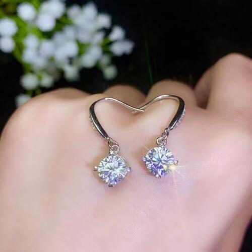 Lanzyo Stud Earrings