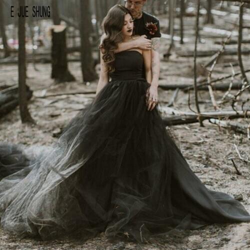 E JUE SHUNG Simple Black Wedding Dresses Strapless Neck Lace Up Back A Line Gothic Tulle Bridal Wedding Gowns vestido de noiva