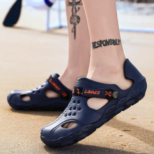 2021 Men Beach Sandals Summer Outdoor Pool Shoes Men New Comfortable Slip On Garden Clogs Casual Water Shower Slippers Flip Flop