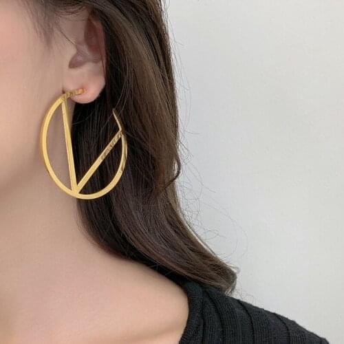 Temperament Personalized Hip Hop V Letter Stainless Steel Round Earrings Womens Fashion Round Pendant Earrings 2021