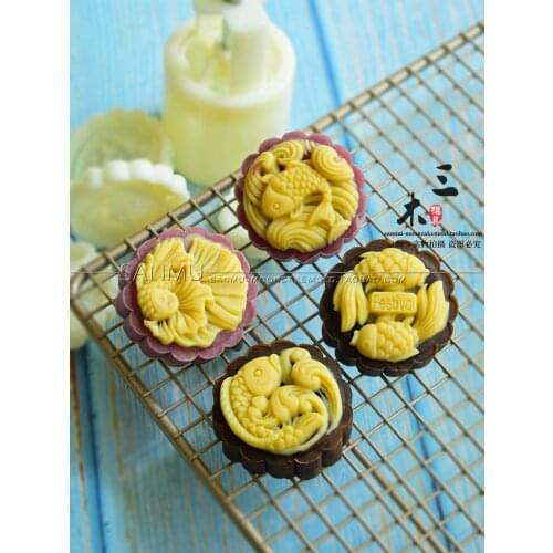 DIY handmade kitchen mold 2021 new product koi moon cake mold 50g hand pressure thickening Cantonese snowy peach mountain mung b