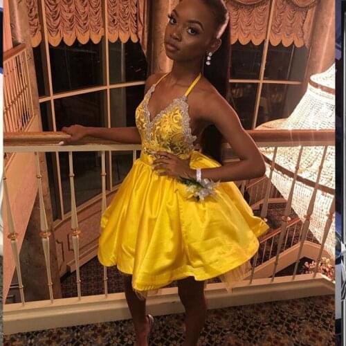 Romantic Halter Yellow Short Homecoming Dress With Lace Appliques Open Back Mini Prom Gowns Cocktail Dress