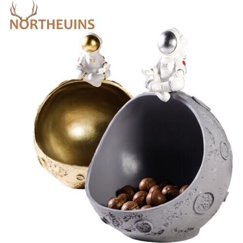 NORTHEUINS Resin Nordic Creative Astronaut Entrance Key Storage Ornaments Figurines For Interior Room New Year Decorations 2021