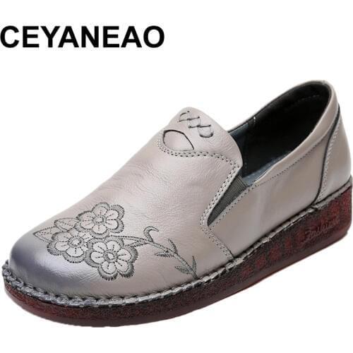CEYANEAO Casual shoes made of genuine leather on a flat sole; driving shoes without a flower print closure; womens moccasins