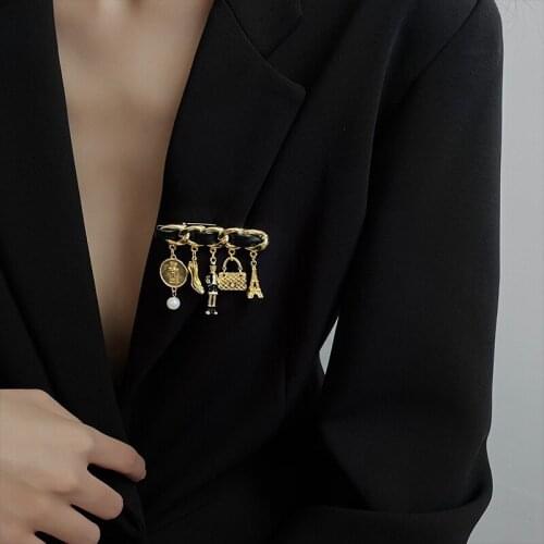 New Fashion Cloth Twisted Pearl Brooches for Women Fashion Coat Link Pins Hanging Style Brooch Summer Jewelry