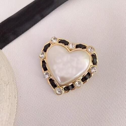 2021 Brand Fashion Jewelry Vintage Camellia Flower Style Heart Brooch Sweater Jewelry Light Gold Color Fine Top Quality Pearls
