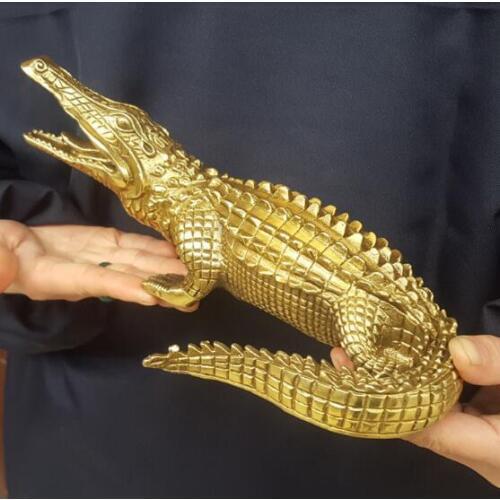The brass sculpture brass ornaments boutique rare crocodile bronze metal crafts