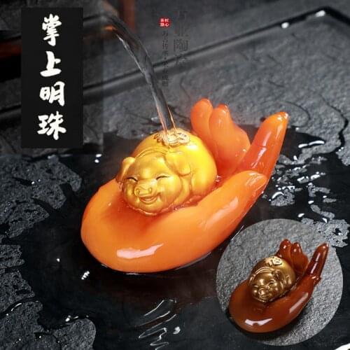 On the palm, the bright pig changes color. Xiaofu pig tea pet decorates tea and plays tea art. The boutique pig can raise Zhaoca