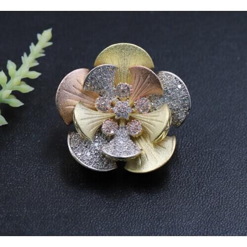 Lanyika Fashion Jewelry Distinctive Exquisite Lovely Flower Micro Paved Sandblast Brooch Pin for Engagement Luxury Bridal Gift