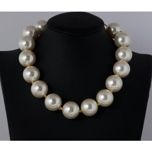 Exaggerated large bead pearl short payment chain neck chain