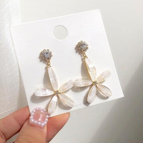 Sweet Girl Earrings 2021 Fashion New Crystal Petal Earrings Temperament Wild Long Style Net Red Earrings Womens Clothing Sales