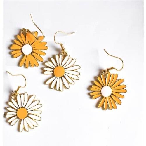 Fashion Korean New Earrings Small Fresh Daisy Flower Small Earrings Womens Factory Wholesale