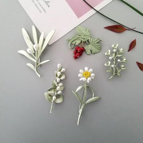 Daisy Pearl Grape Corsage Custom Green Plants and Dried Flowers Brooches Bag Clothes Coat Lapel Jewelry Birthday Gift for Friend