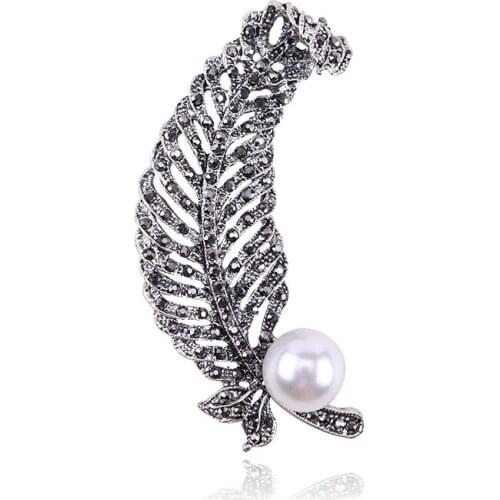 New Jewelry Exquisite Imitated Gun Black Pearl Feather Pins and Brooches Vintage Rhinestone Scarf Brooch for Women Brooches