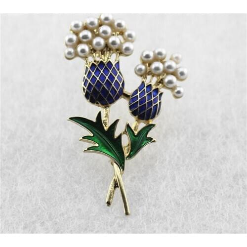 2020 Color enamel pineapple brooch inlaid imitation pearl coat coat shawl collar needle lover gift Wear in four seasons