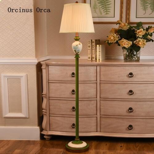 American Creative White Resin Floor Lamp Living Room Bedroom Bedside Lamp European Painted LED Floor Lamp