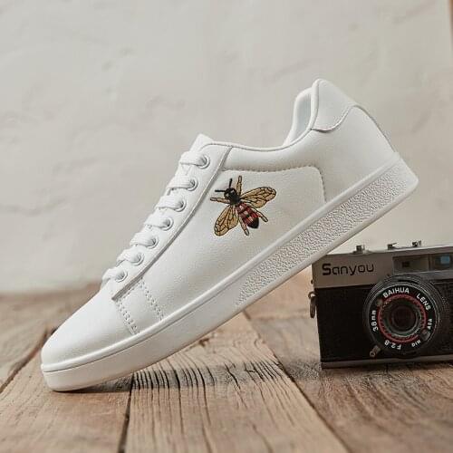 White Flat Men Bee Sneakers Lovers Luxury Brand Bee Embroidery Shoes Men Comfort Superstar Casual Low Sneakers zapatos de hombre
