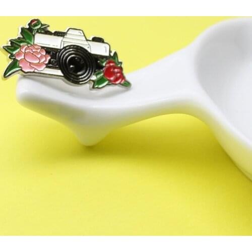 Fashion Retro Camera Badge Creative Cartoon Pink Flower Metal Enamel Brooch Beautiful Lapel Backpack Jewelry Accessories Gift