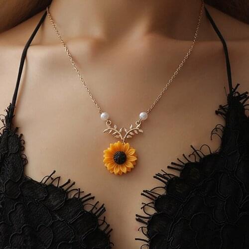 Elegant Sunflower Pearls Pendant Necklace For Women Exquisite Fashion Daily Party Jewelry Temperament Sweater Chain Necklace