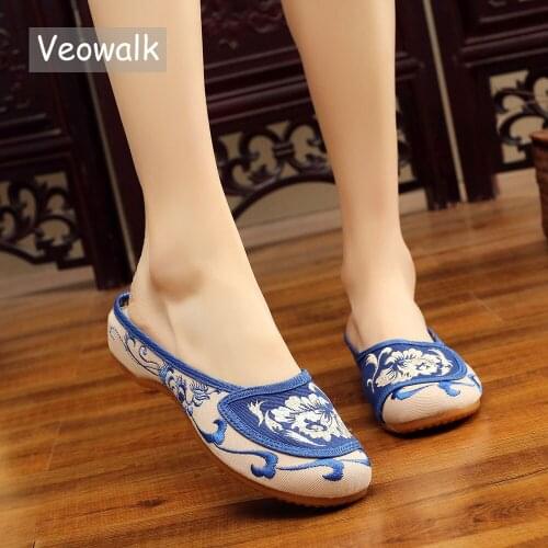 Veowalk Handmade Summer Women Cotton Fabric Slippers Old Peking Flat Mules Retro Chinese Blue And White Embroidery Shoes