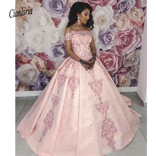 2020 Bateau Neck Lace Ball Gown Quinceanera Dresses Ruched Applique Floor Length Vestido de fiesta Long Prom Gowns
