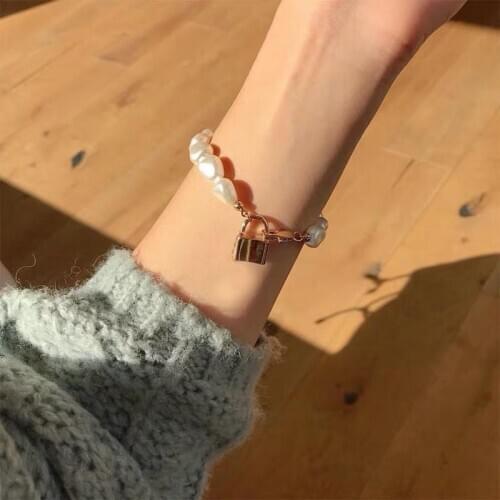 SRCOI Fashion Baroque Imitation Pearls Lock Bracelet Delicate Geometric Metal Coin Buckle Bracelet For Women Girl Wedding